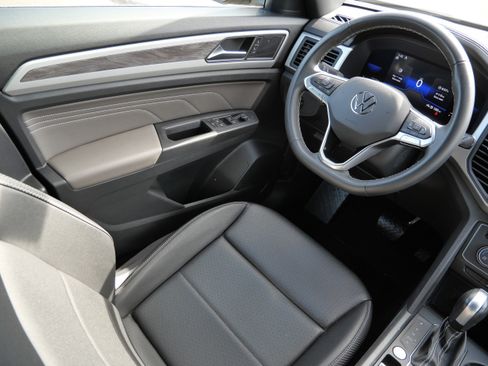 Certified 2023 Volkswagen Atlas Cross Sport SE image 9