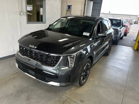 Used 2024 Kia Sorento S FWD image 2