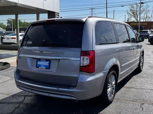 Used 2013 Chrysler Town & Country Touring-L w/ Driver Convenience Group image 5