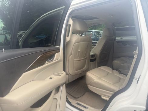 Used 2018 Cadillac Escalade Luxury AWD/4WD image 19