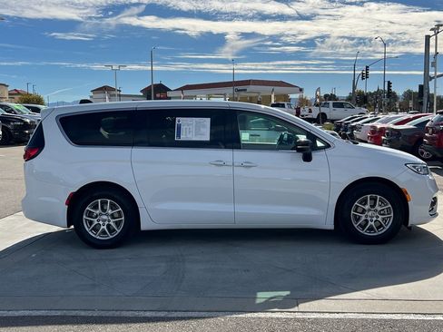 Certified 2024 Chrysler Pacifica Touring-L image 9