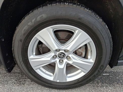 Used 2024 Toyota Highlander LE AWD/4WD image 9