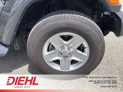 Used 2023 Jeep Gladiator Sport AWD/4WD image 9