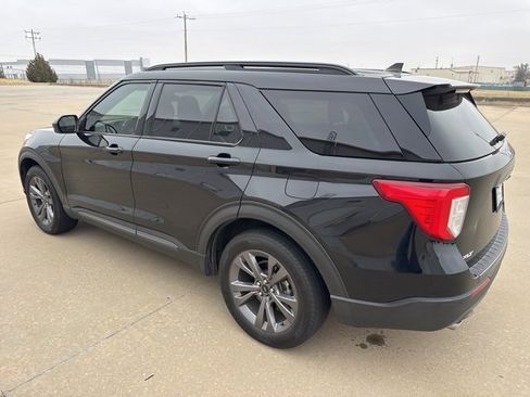 Used 2022 Ford Explorer XLT w/ Equipment Group 202A image 4