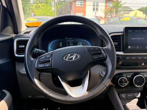 Used 2025 Hyundai Venue SEL FWD image 18