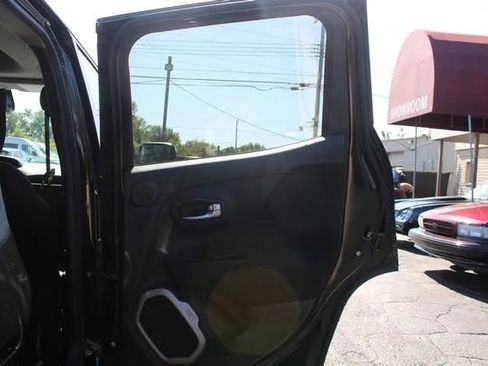 Used 2015 Jeep Renegade Latitude w/ Popular Equipment Group image 18