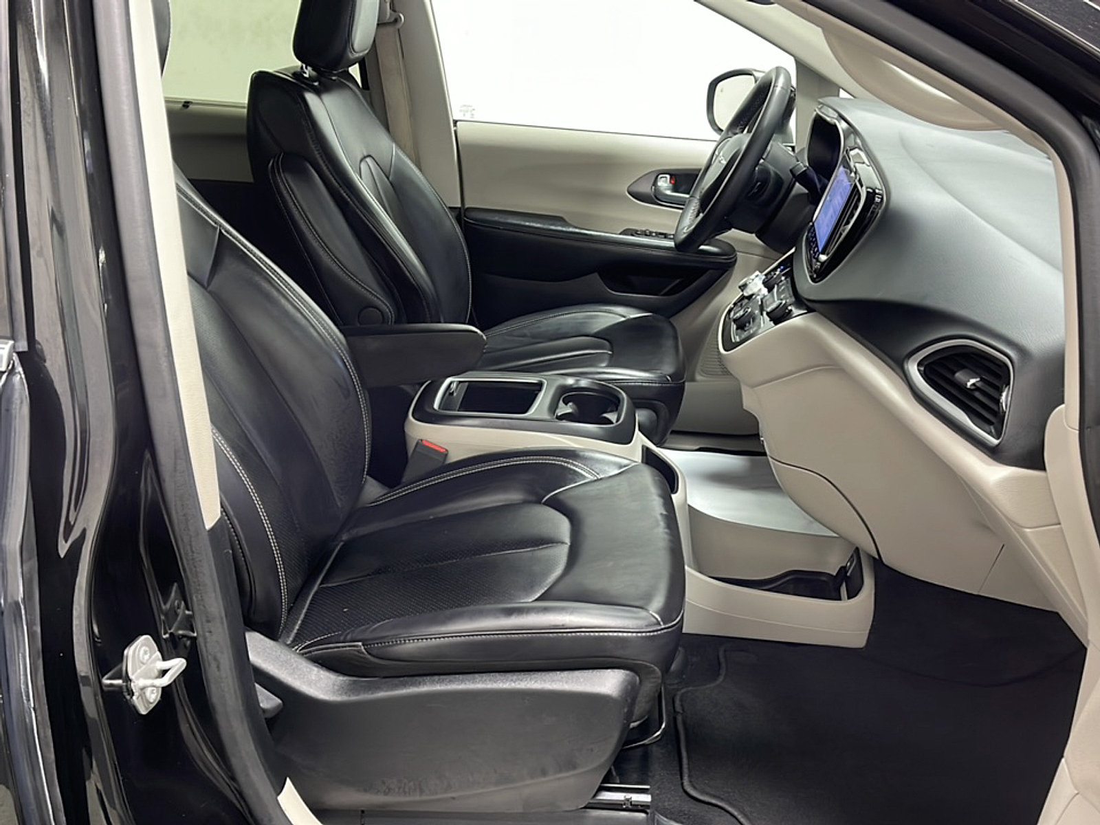 Used 2023 Chrysler Pacifica Touring-L FWD image 21