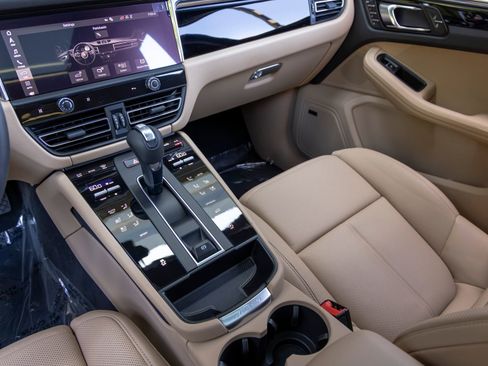 Certified 2026 Porsche Macan AWD/4WD image 42