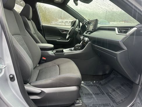 Used 2022 Toyota RAV4 SE image 13