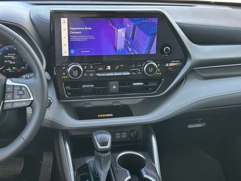 Used 2023 Toyota Highlander Limited FWD image 16