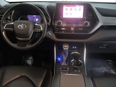 Used 2022 Toyota Highlander XLE AWD/4WD image 2