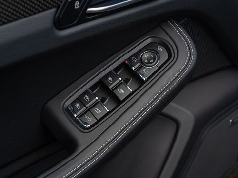 Certified 2025 Porsche Macan image 21