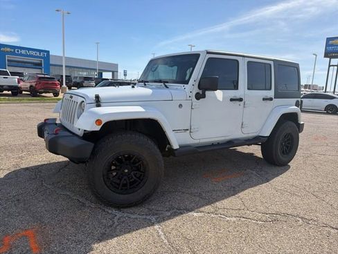Used 2018 Jeep Wrangler Unlimited Sahara w/ Connectivity Group AWD/4WD image 3