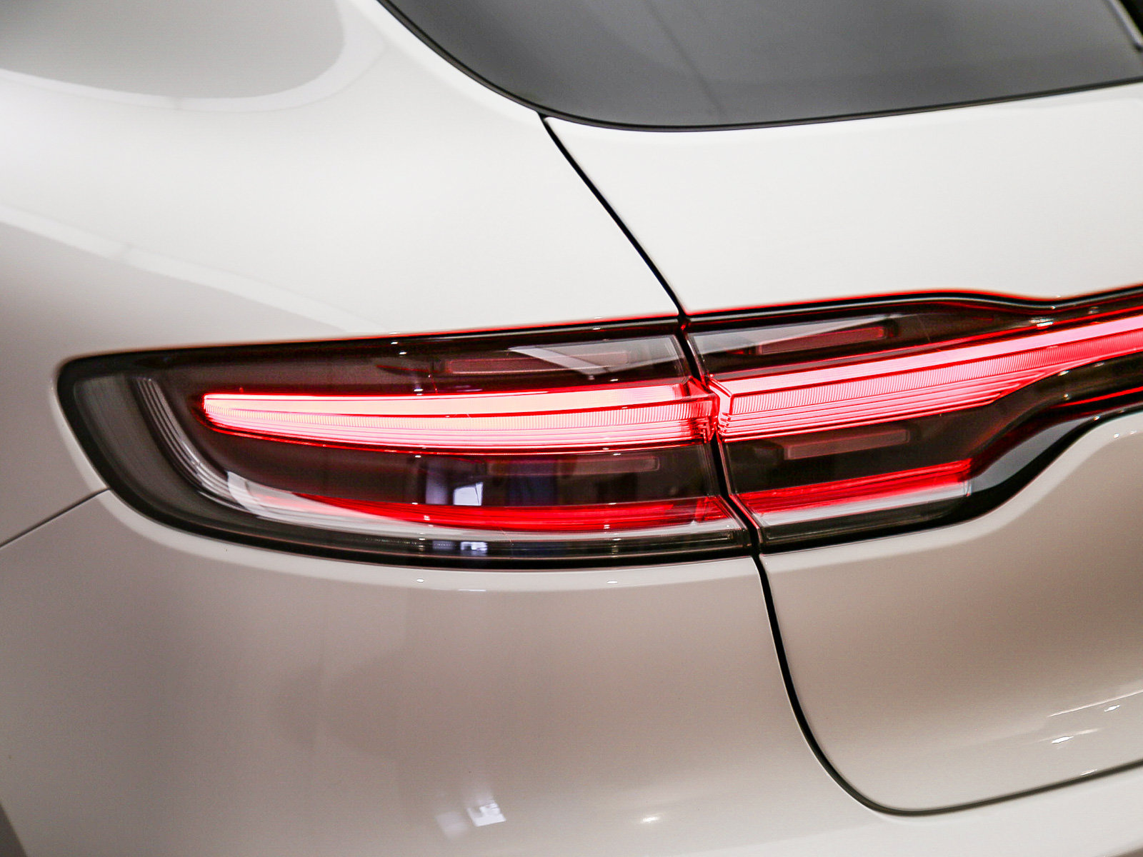 Certified 2024 Porsche Macan AWD/4WD image 15
