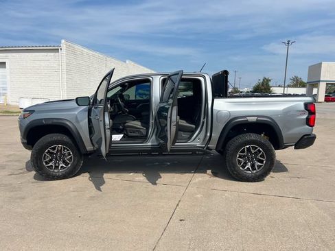 Used 2026 Chevrolet Colorado ZR2 w/ Technology Package AWD/4WD image 4