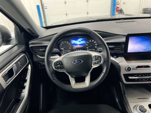 Used 2023 Ford Explorer XLT AWD/4WD image 11