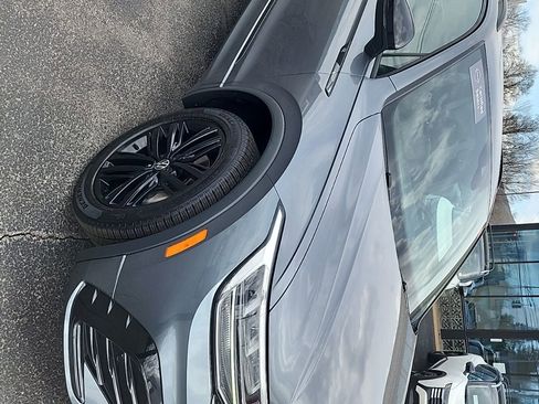 Used 2022 Volkswagen Tiguan SE R-Line image 2