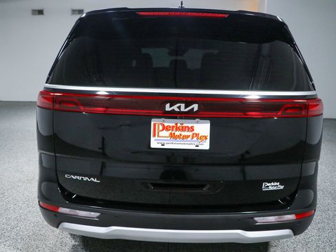 Used 2024 Kia Carnival EX FWD image 8