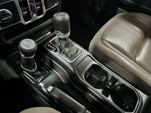 Used 2022 Jeep Gladiator Sport image 39