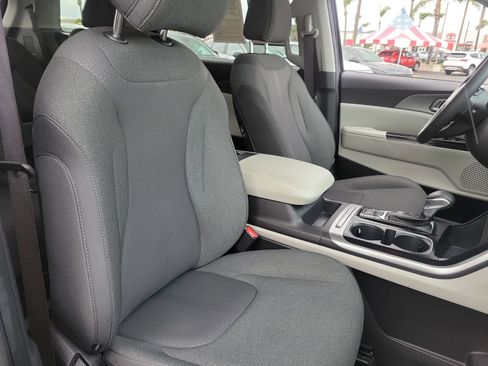 Used 2024 Kia Carnival LX FWD image 24