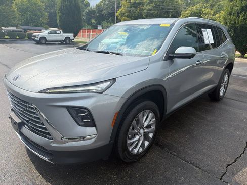 Certified 2025 Buick Enclave Preferred FWD image 9