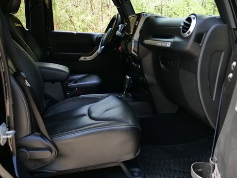 Used 2015 Jeep Wrangler Unlimited Sahara w/ Connectivity Group AWD/4WD image 41