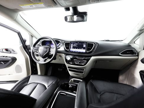 Used 2022 Chrysler Pacifica Touring-L FWD image 22