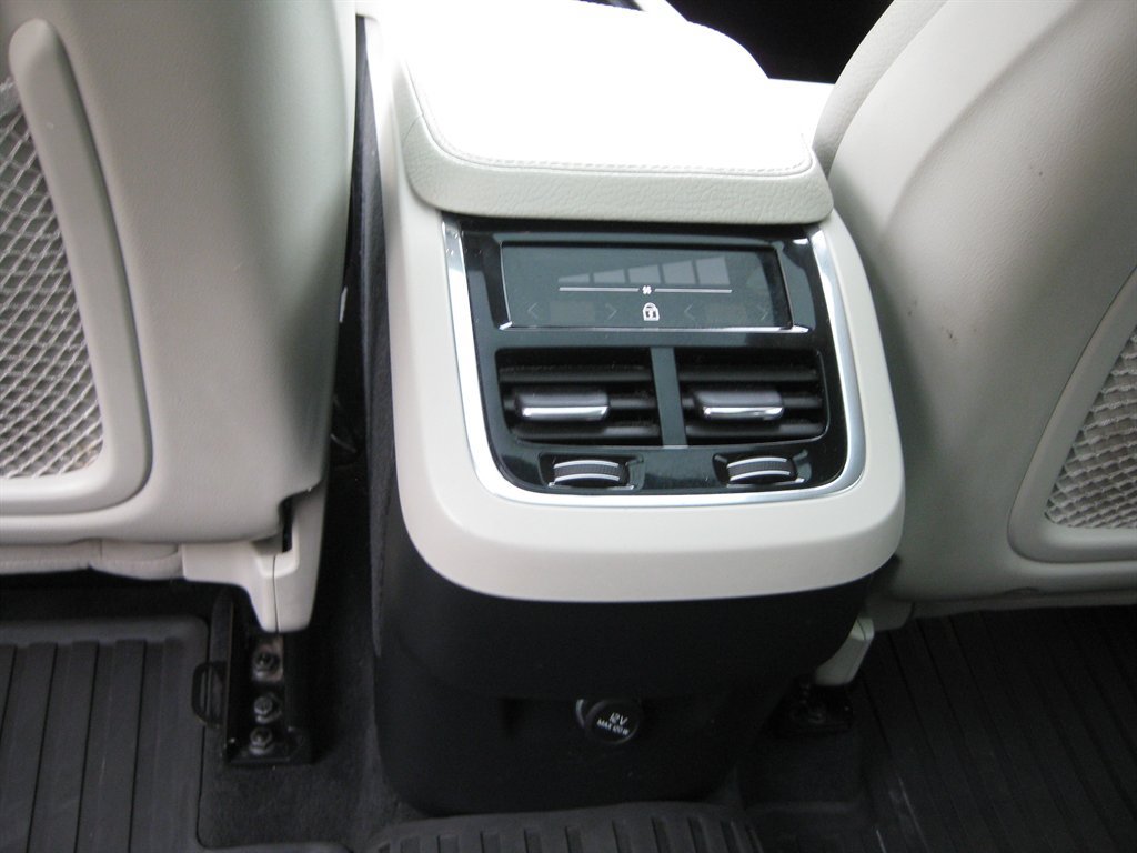 Used 2018 Volvo XC90 T6 Momentum w/ Convenience Package AWD/4WD image 27