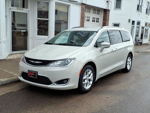 Used 2017 Chrysler Pacifica Touring-L Plus w/ Tire & Wheel Group image 2