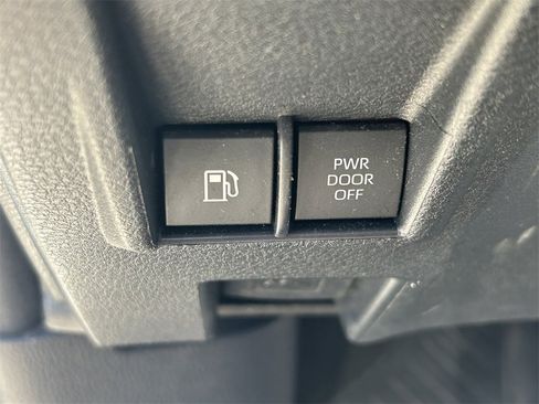 Used 2022 Toyota Sienna Limited image 32