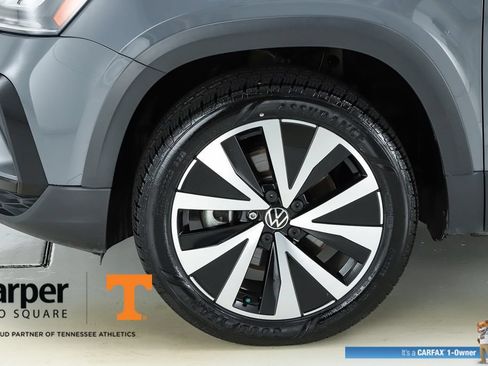 Used 2023 Volkswagen Taos SE w/ Panoramic Sunroof Package FWD image 5
