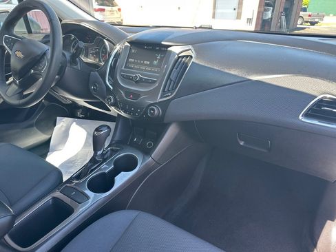 Used 2018 Chevrolet Cruze LT w/ Convenience Package image 8