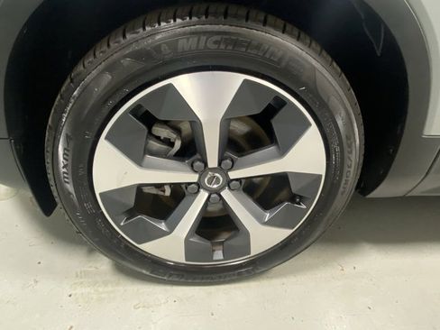 Used 2025 Volvo XC40 B5 Plus image 5