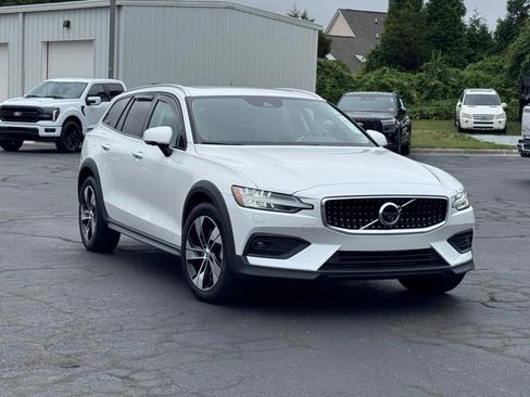 Used 2022 Volvo V60 T5 Cross Country AWD/4WD image 1
