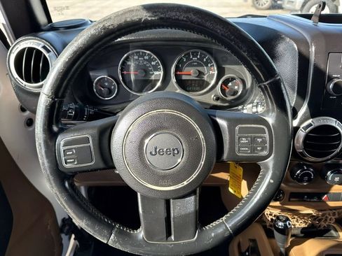 Used 2015 Jeep Wrangler Unlimited Rubicon w/ Max Tow Package image 10