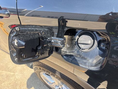 Used 2022 Toyota Highlander LE AWD/4WD image 14