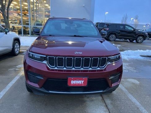 Used 2023 Jeep Grand Cherokee Laredo X image 2