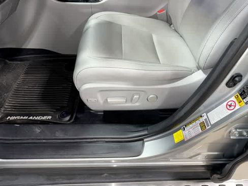 Certified 2017 Toyota Highlander XLE FWD image 25