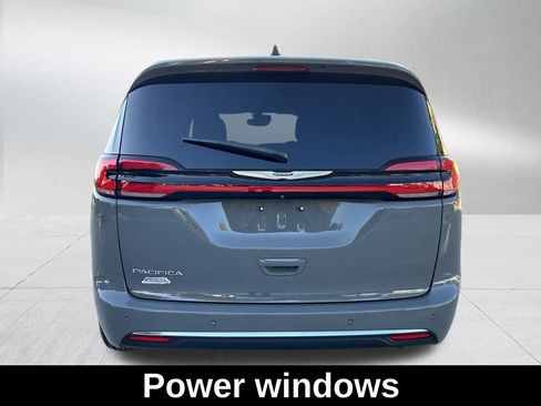 Used 2023 Chrysler Pacifica Touring-L image 7