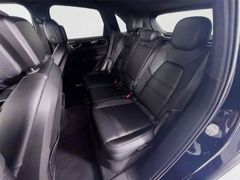 Certified 2023 Porsche Cayenne w/ Premium Package AWD/4WD image 21