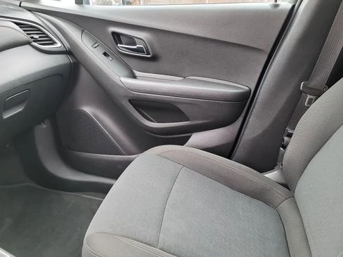 Used 2021 Chevrolet Trax LS w/ Tint and Cruise Package AWD/4WD image 18