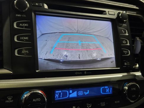 Used 2015 Toyota Highlander XLE image 3