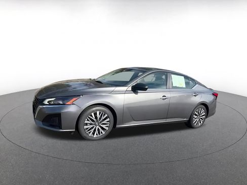 Used 2025 Nissan Altima 2.5 SV FWD image 6