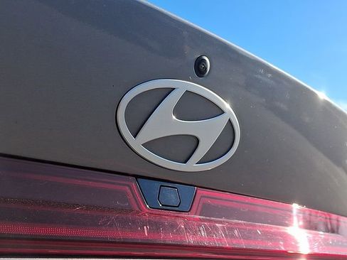 Used 2024 Hyundai Elantra Limited image 33