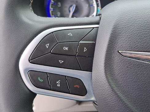 Used 2023 Chrysler Pacifica Touring-L FWD image 25