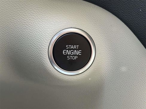 Used 2024 Volvo XC40 B5 Plus w/ Protection Package Premier image 8