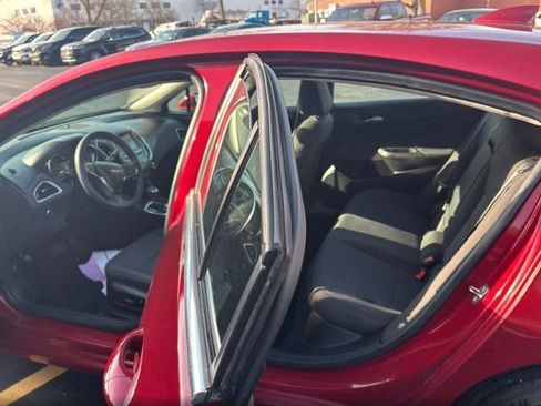 Used 2018 Chevrolet Cruze LT w/ Convenience Package image 15