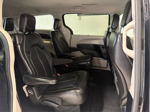 Used 2023 Chrysler Pacifica Touring-L FWD image 16