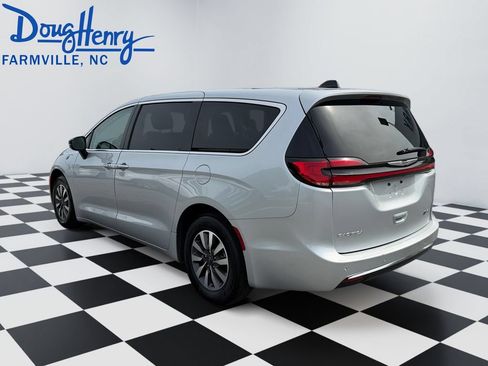 Used 2024 Chrysler Pacifica Limited FWD image 3