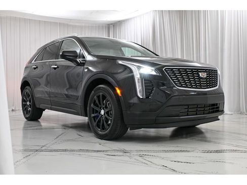 Certified 2023 Cadillac XT4 Luxury w/ Cold Weather Package image 2
